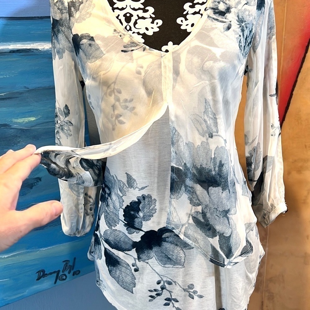 ⭐️ Lucky Brand Sheer Blue Floral Apron Front Blouse  Boho Lightweight Size XS - Picture 4 of 10